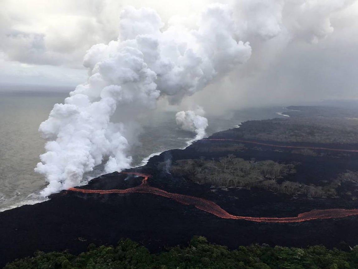 Fotografía cedida por el Servicio Geológico de los Estados Unidos (USGS) que muestra flujos de lava canalizados de la fisura 22 y la fisura 6. 