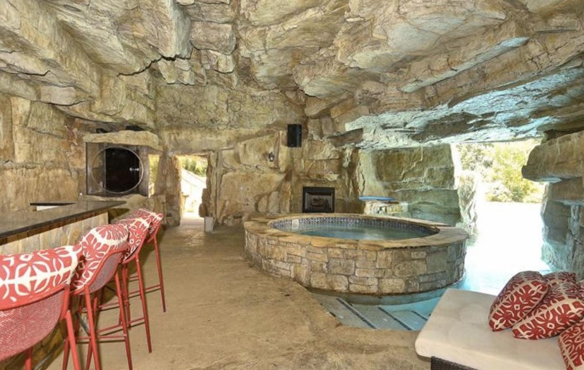 Gilbert Arenas. Se la compró por 3 millones y medio de euros y lo primero que hizo fue gastarse un millón más en crear una gruta submarina con un tobogán acuático