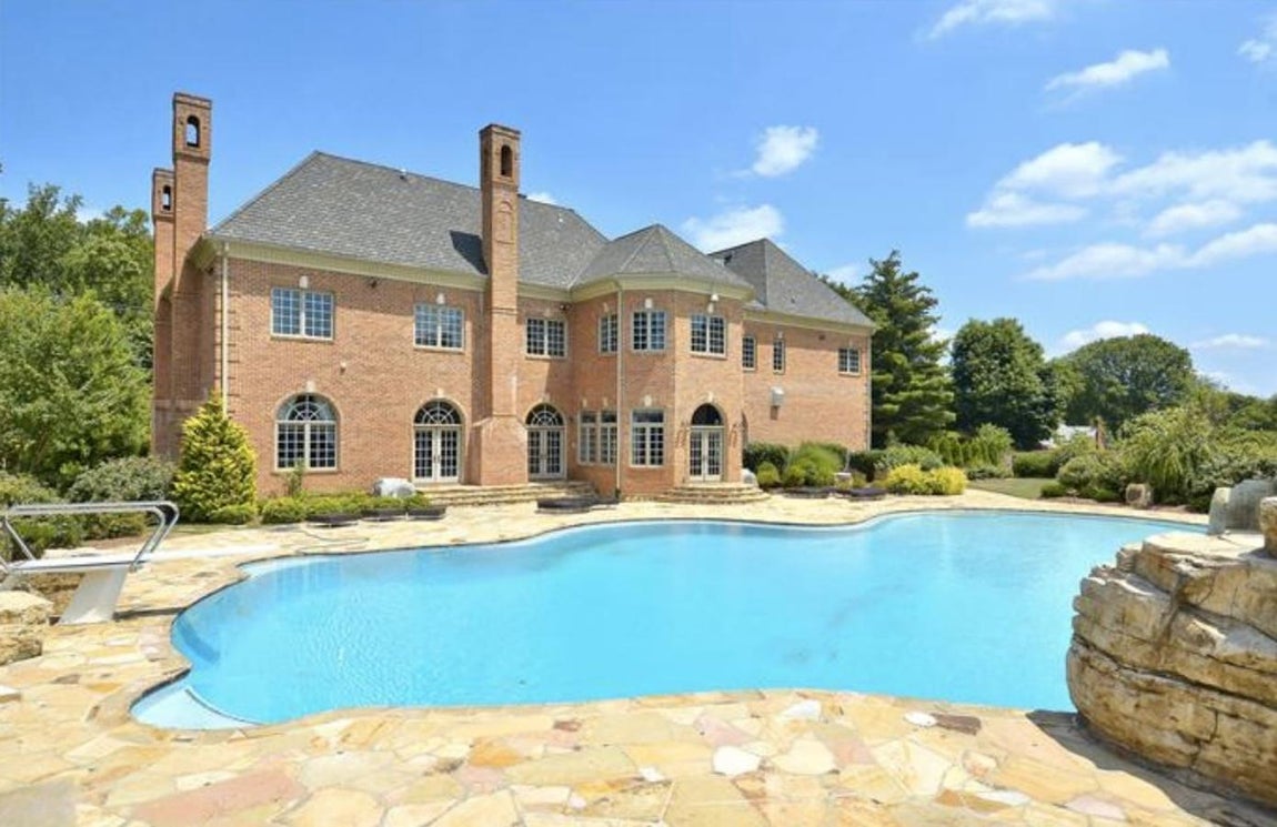 Gilbert Arenas. Esta casa tiene siete dormitorios y diez baños, está en Virginia. Pero lo que llama la atención son las enormes piscinas a medida que mandó construir el deportista