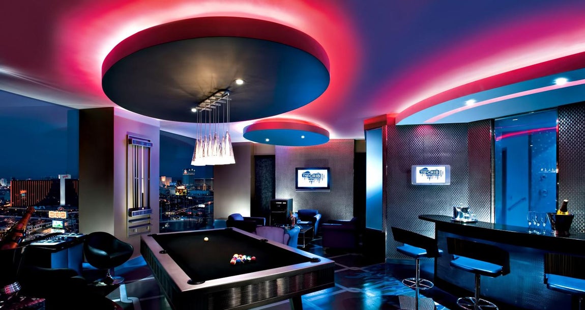 Suite. En las suites más lujosas se puede disfrutar tanto de una barra de bar con servicio 24 horas como de diversos juegos y vistas de la ciudad