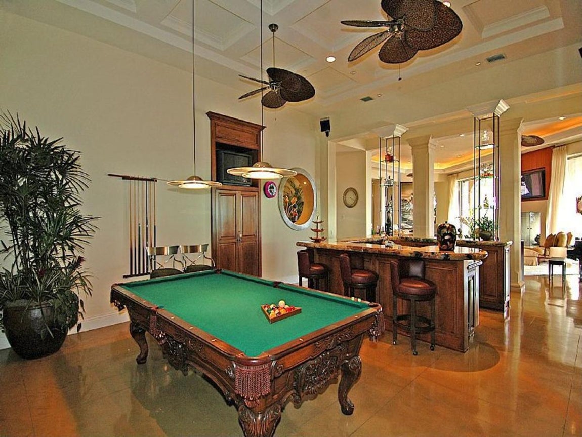 Chris Bosh. La mansión tiene 6 dormitorios, 8 baños y en sus zonas comunes no falta de nada: sala de billar, spa, cine privado, cocina al aire libre con hornos especiales de pizza
