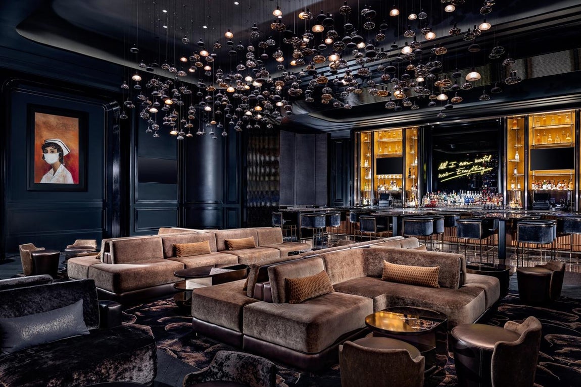 Sala de cócteles. En el elegante salón la tapicería en piel y la decoración en madera y cristal cautivan a los visitantes más distinguidos. Pero son los cuadros «Nurse» y «Nurse of Las Vegas», de Richard Prince, la composición más valiosa