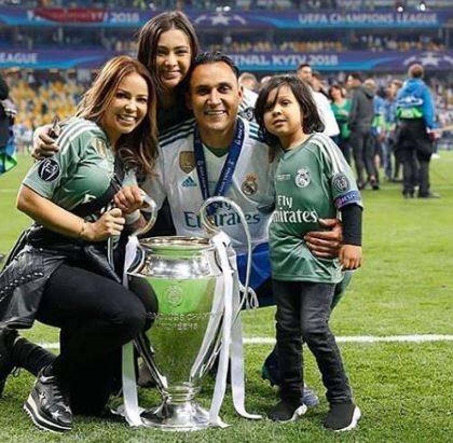 Andrea Salas. La mujer del guardameta de Costa Rica tampoco perdió la oportunidad de bajar al campo para celebrar con su marido la tercera final consecutiva