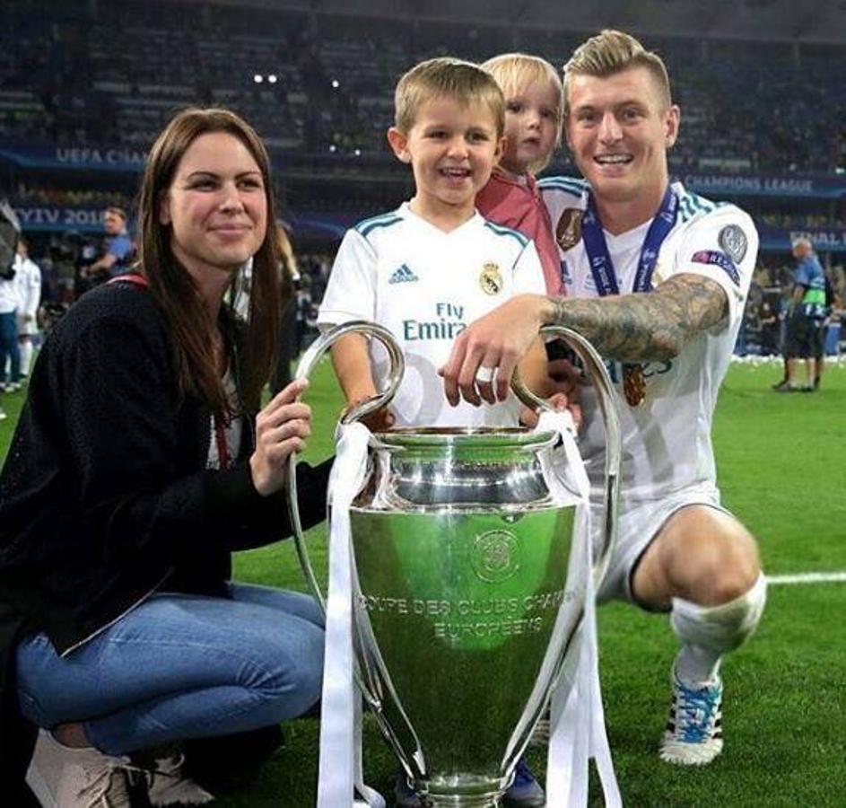 Jessica Farber. La mujer de Toni Kroos, y madre de sus dos hijos, celebró con el alemán el triunfo de su equipo, pese a que en su momento estaba disconforme con que su marido jugase en el Real Madrid porque esa situación les mantenían lejos de casa