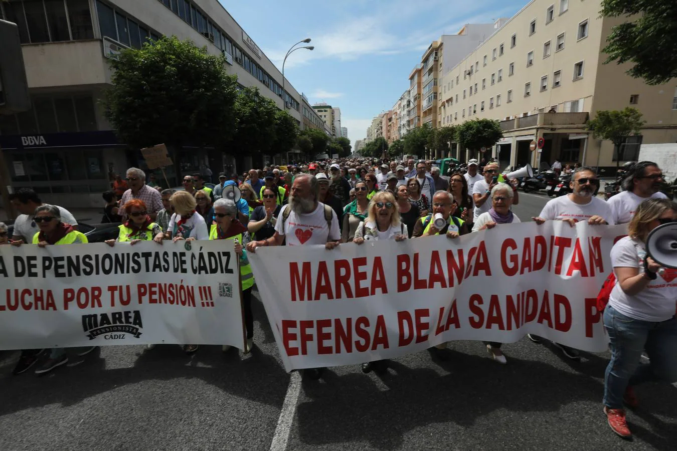 Protesta: Marea Blanca recorre las calles de Cádiz