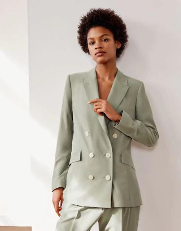 Con color caqui claro, esta espectacular blazer de Mango (59,95 euros) puede ser combinada con todo tipo de prendas. 