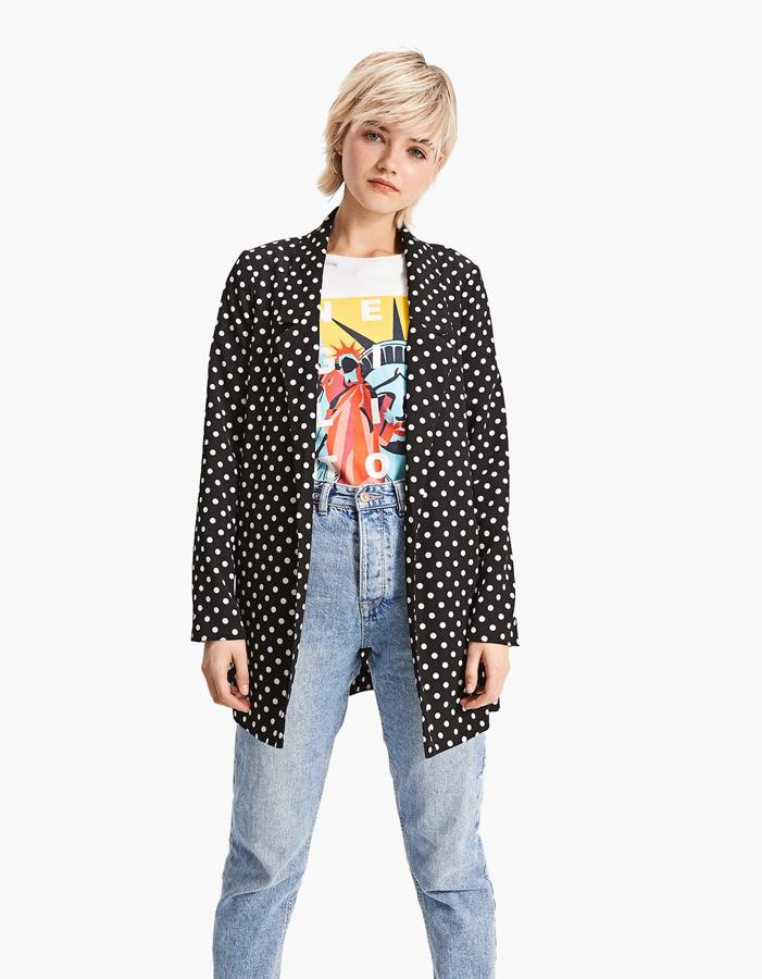 En el armario no puede faltar una blazer con el estampado estrella de la temporada: los lunares. Este modelo en concreto es de Stradivarius, de 19,99 euros. 