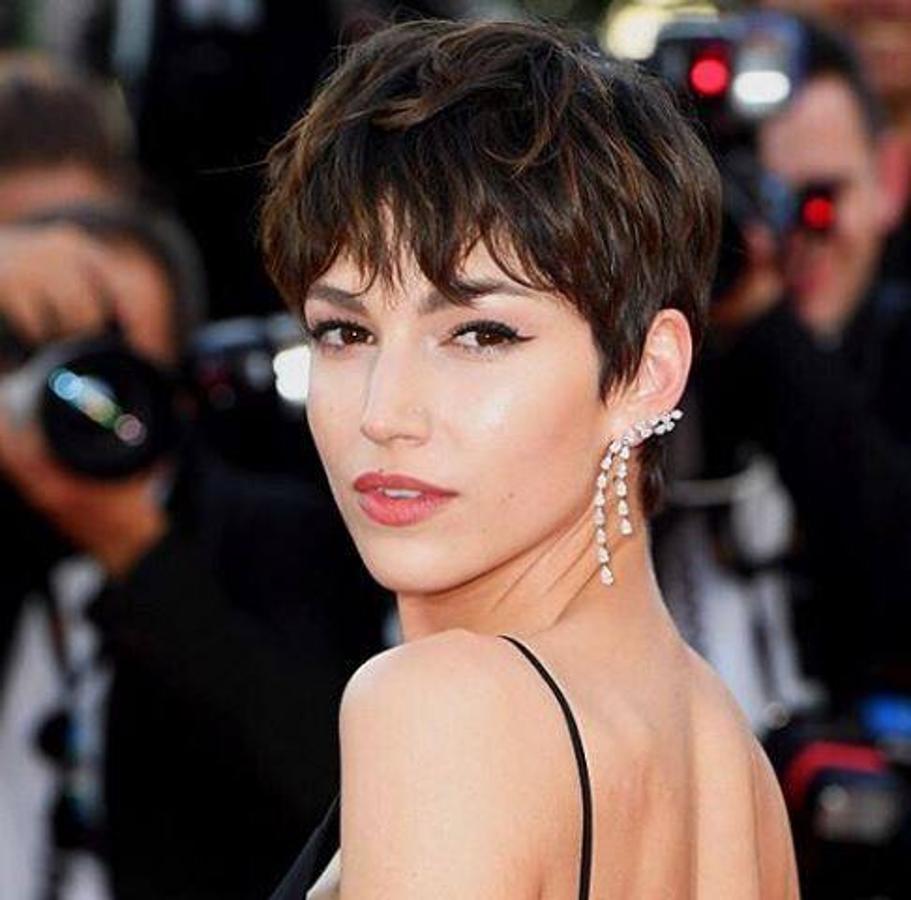 Brun Cashmere. Por último, destacar más que el tipo de corte, la coloración. El tono brun cashmere es uno de los castaños oscuros que triunfarán en primavera. El toque platino queda ya algo desfasado.