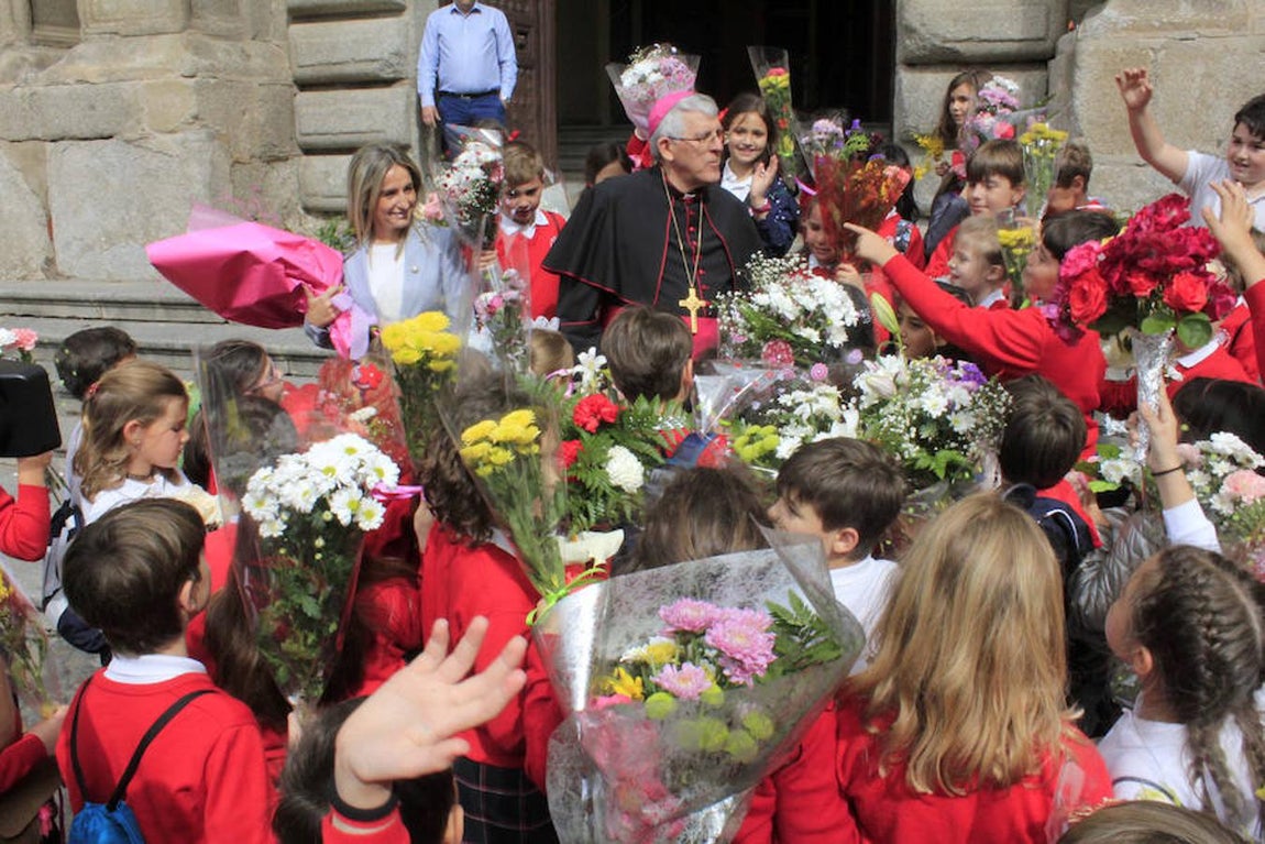 Una colorida ofrenda floral