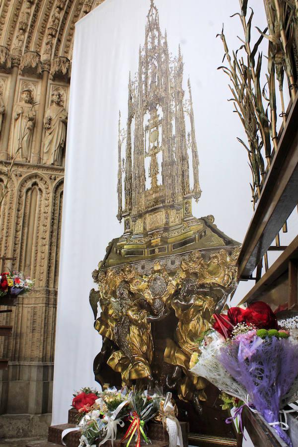 Una colorida ofrenda floral