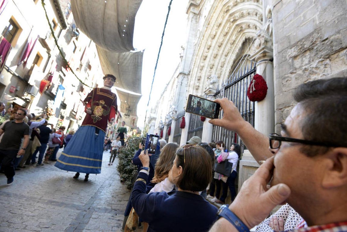 La Tarasca recorre el casco viejo de Toledo
