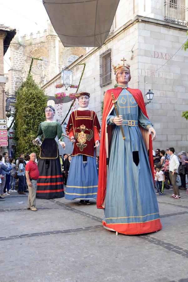 La Tarasca recorre el casco viejo de Toledo