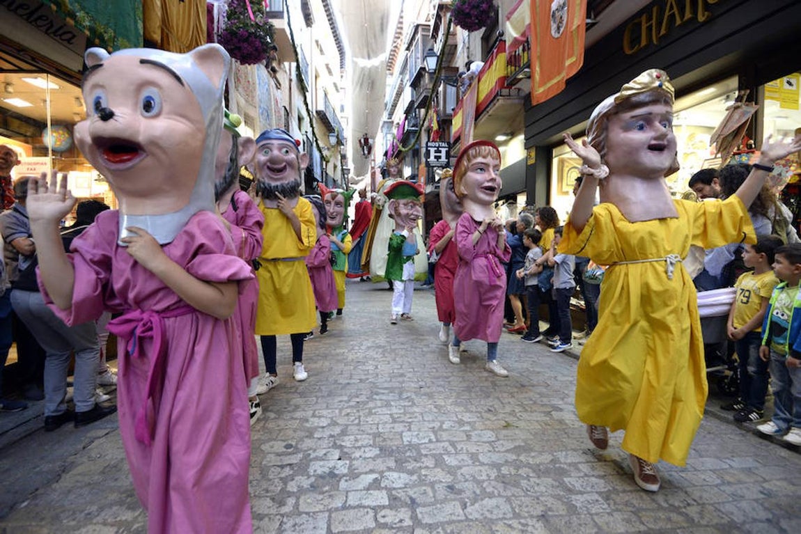 La Tarasca recorre el casco viejo de Toledo