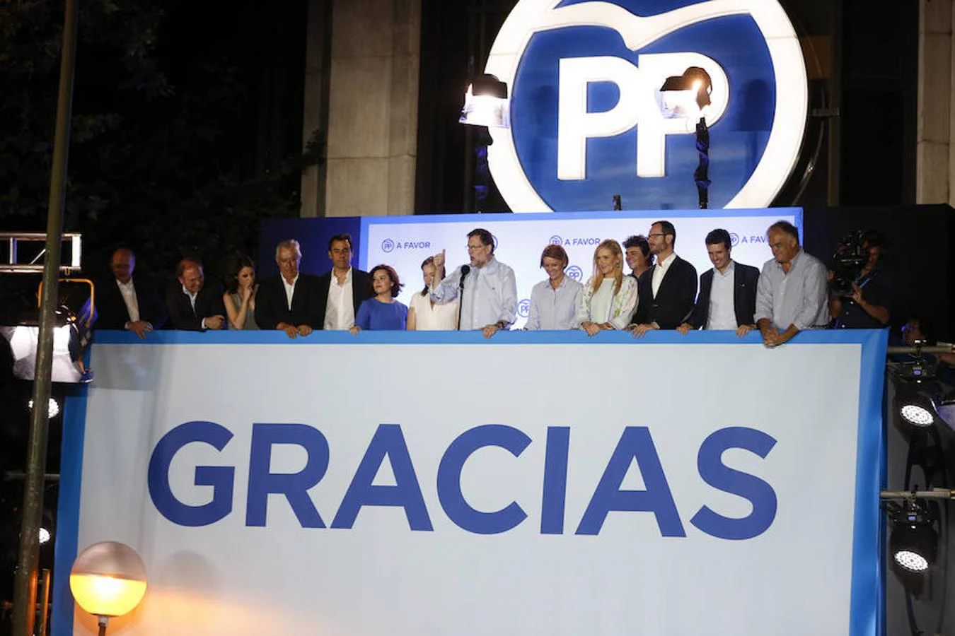 El 26 de junio de 2016 se celebran, de nuevo, las elecciones generales. El Partido Popular las gana con un 33,01% de los votos y 137 escaños. Tras la ronda de contactos con el Rey, Mariano Rajoy acepta el encargo de formar gobierno.. 