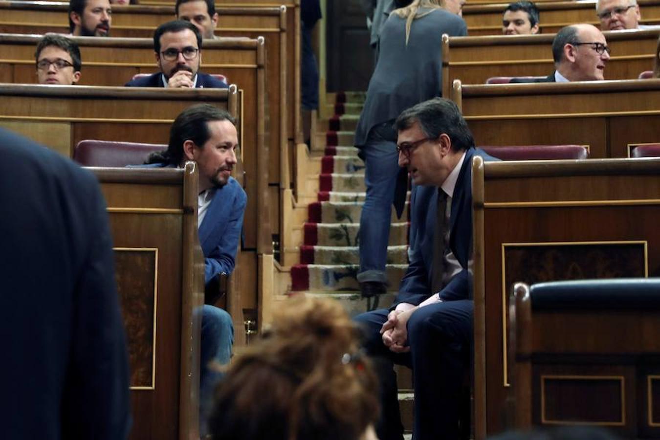 Pablo Iglesias (Podemos) y Aitor Esteban (PNV) conversan desde sus escaños antes del comienzo de la sesión. 