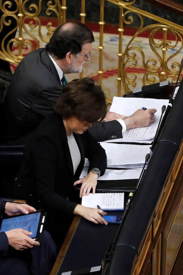 Mariano Rajoy y la vicepresidenta del Gobierno, Soraya Sáenz de Santamaría, toman nota durante la intervención de Ábalos en la tribuna del Congreso. 