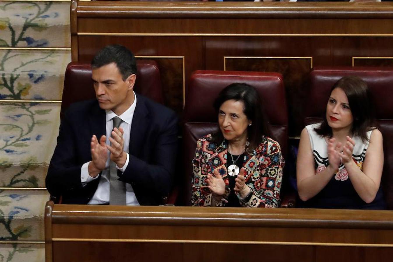 Sánchez, Ribles y Lastra aplauden a José Luis Ábalos. El líder del PSOE ha conseguido un escaño para seguir la sesión. 