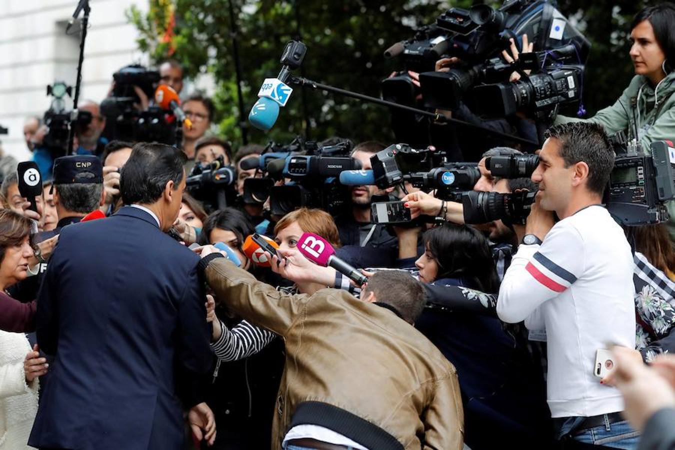 Fernando Martínez-Maíllo, coordinador general del Partido Popular, atiende a los medios antes del entrar al Congreso de los Diputados. La expectación de los medios es máxima. 