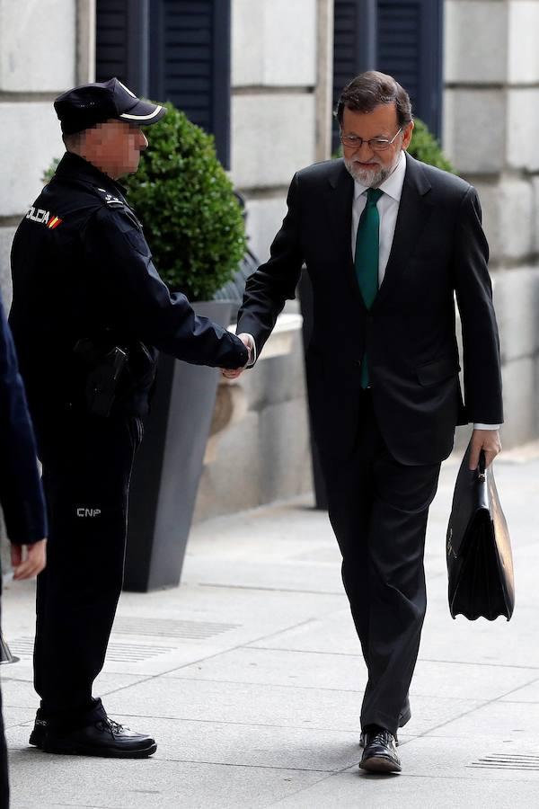 Mariano Rajoy saluda a un agente de la Policía Nacional a su llegada al Congreso de los Diputados. 