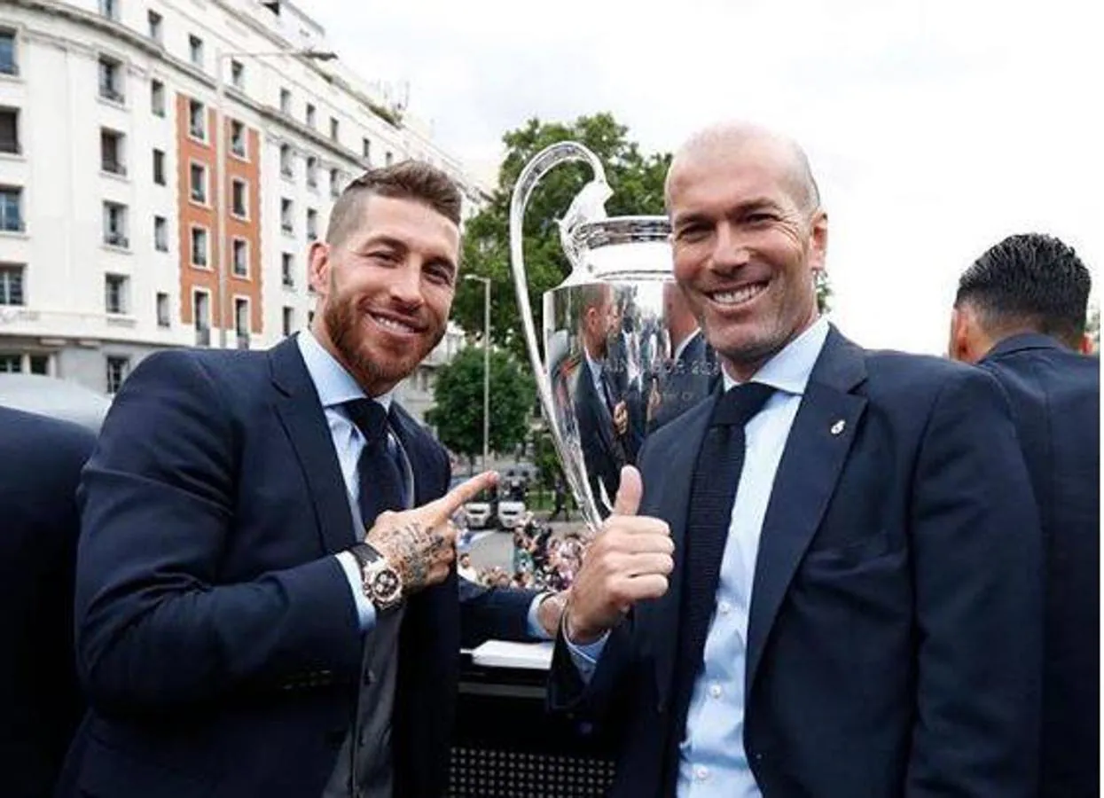 Sergio Ramos. El capitán del Real Madrid se despide con esta imagen en la que se ve la copa que representa su último título, la decimotercera Champions League, del que ha sido el entrenador de su equipo este último tiempo, Zidane