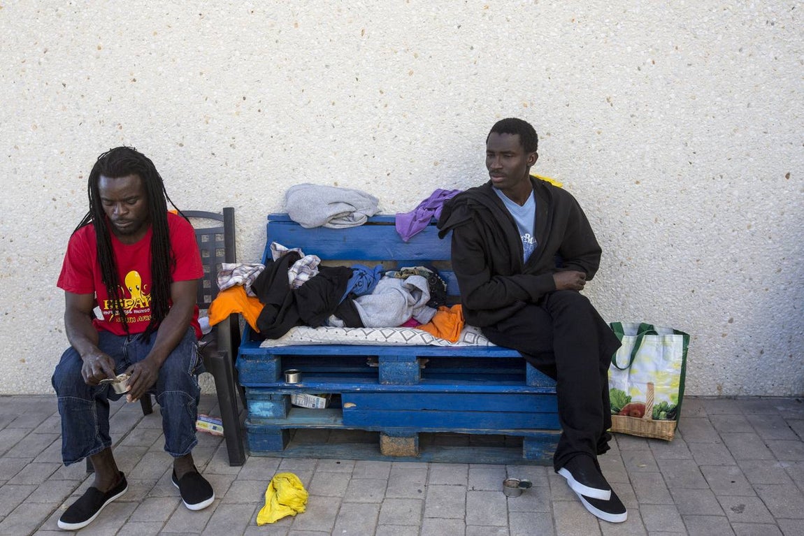 FOTOS: Inmigrantes, abandonados en El Puerto por la saturación de centros de acogida