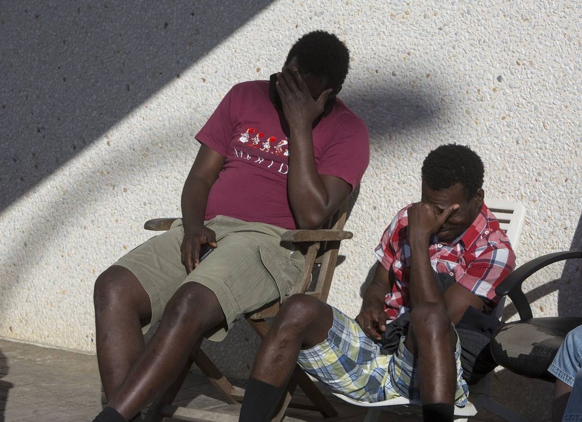 FOTOS: Inmigrantes, abandonados en El Puerto por la saturación de centros de acogida