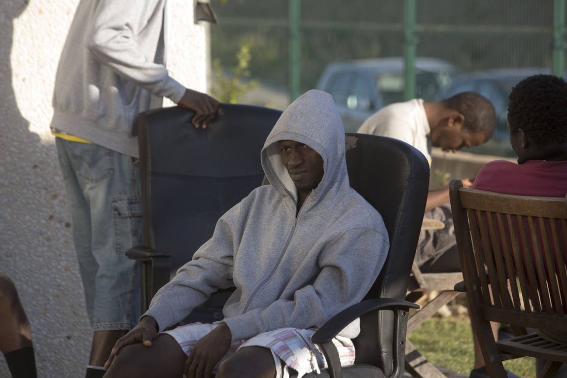 FOTOS: Inmigrantes, abandonados en El Puerto por la saturación de centros de acogida