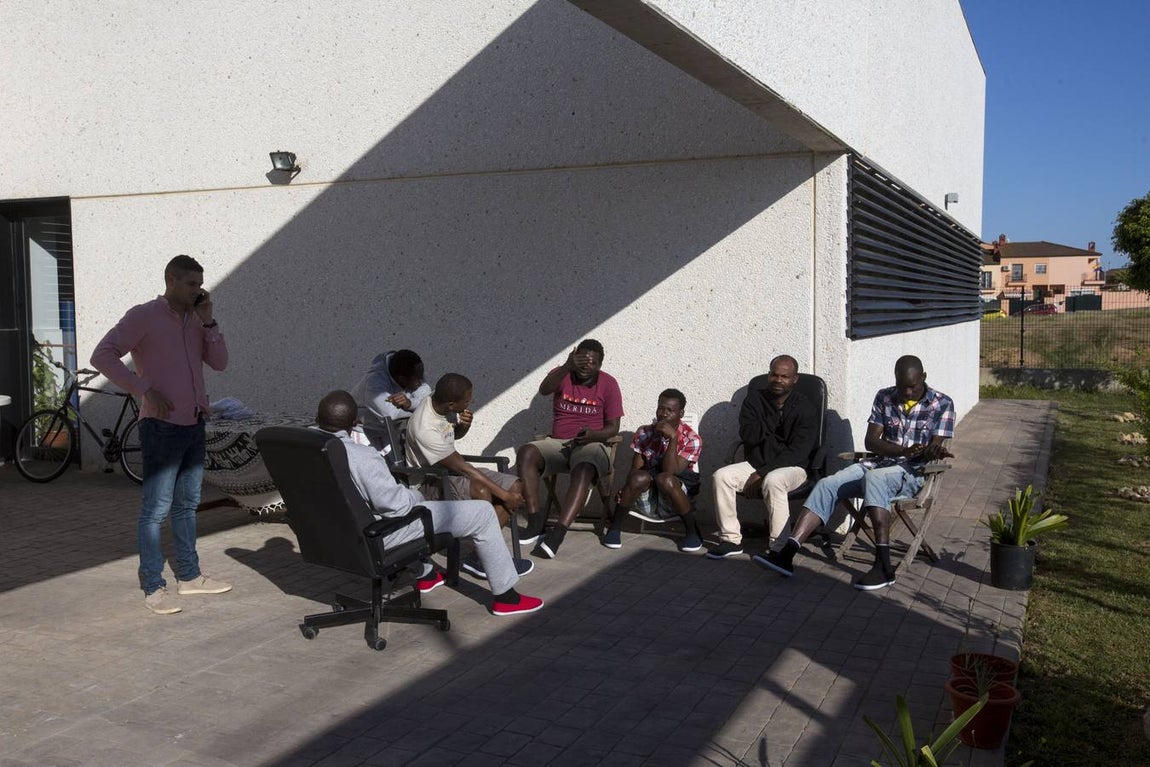 FOTOS: Inmigrantes, abandonados en El Puerto por la saturación de centros de acogida