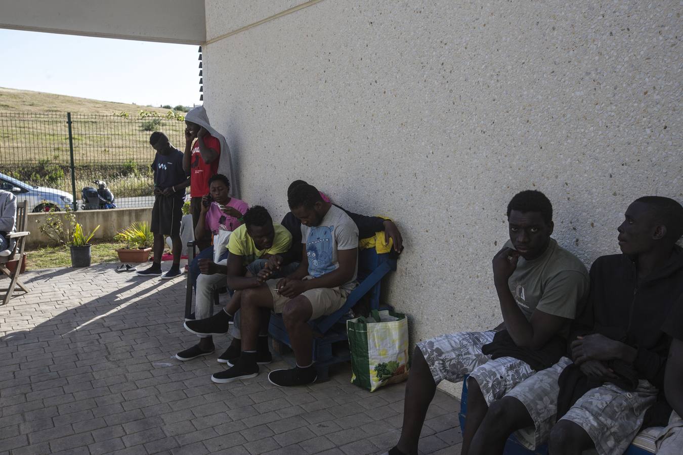 FOTOS: Inmigrantes, abandonados en El Puerto por la saturación de centros de acogida