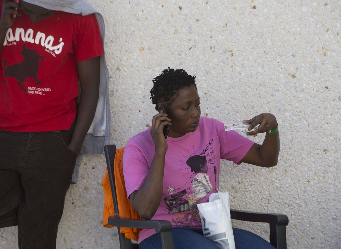 FOTOS: Inmigrantes, abandonados en El Puerto por la saturación de centros de acogida