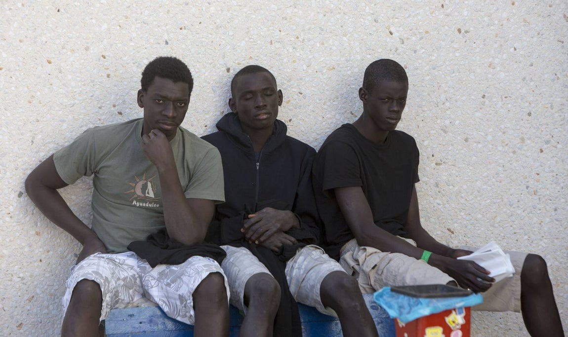 FOTOS: Inmigrantes, abandonados en El Puerto por la saturación de centros de acogida