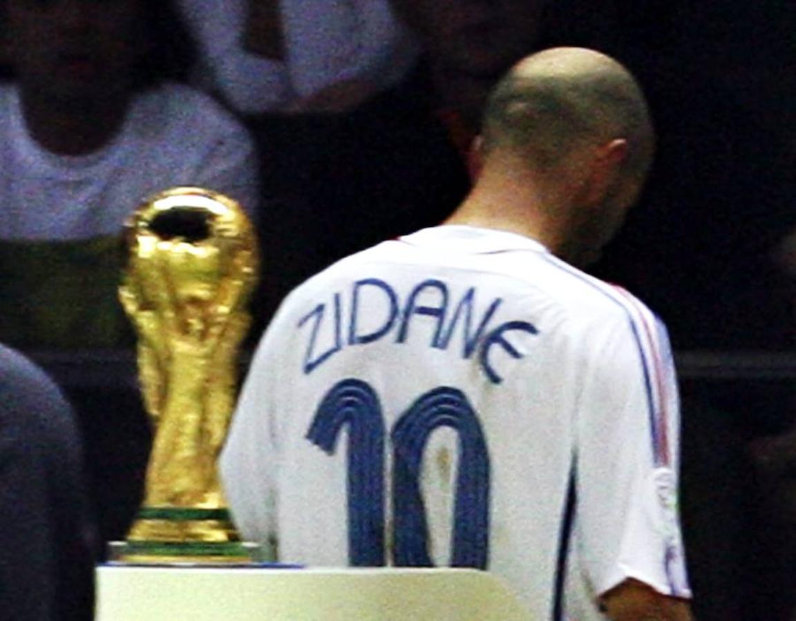 Su última participación como jugador llegó en el Mundial de Alemania 2006, donde llegó a la final. Tras marcar un gol de penalti a lo panenka ante Buffon, Zidane fue expulsado por propinar un cabezazo a Materazzi. La final del Mundial fue su último partido profesional, demostrando que, o era pronto para retirarse o lo hizo en el momento adecuado. 