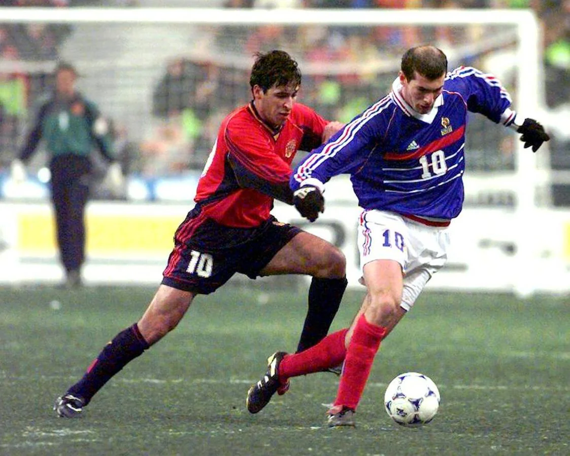 Zidane escapa de la presión de Raúl González en un partido contra la selección española fechado en enero de 1998. 