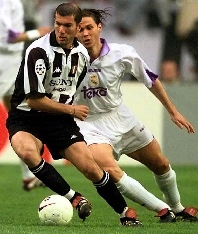 Zidane perdió la final de la Liga de Campeones contra el Real Madrid en 1998. En la imagen, se marcha del argentino Fernando Redondo. 
