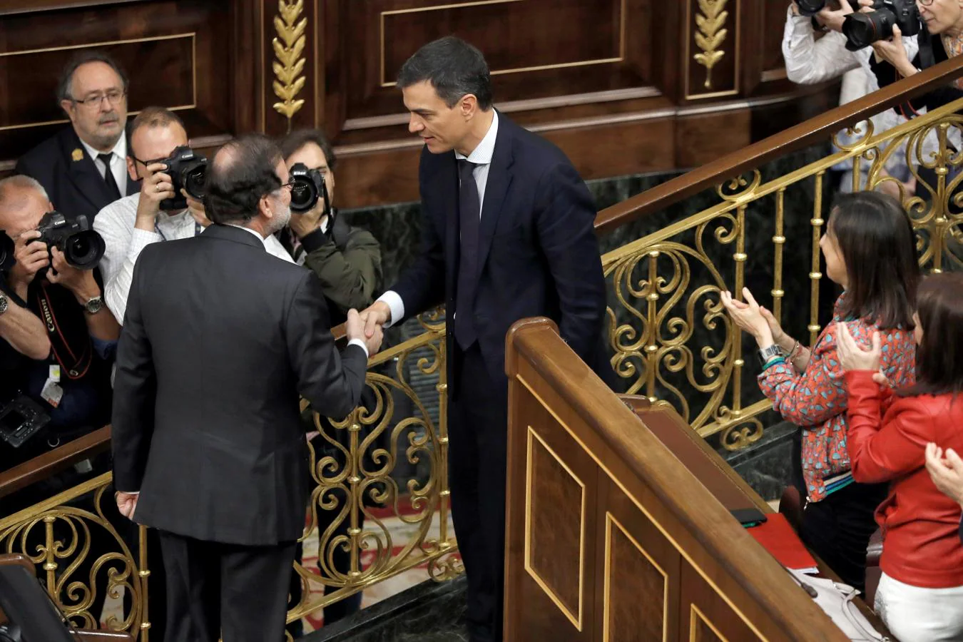 Pedro Sánchez estrecha la mano del presidente del gobierno Mariano rajoy, en el hemiciclo del Congreso. 