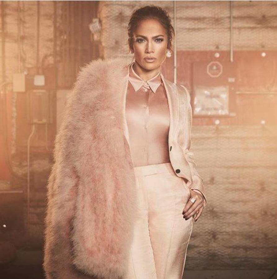 Jennifer López. Con esta foto tan sutil y elegante, la cantante del Bronx da la bienvenida al fin de semana