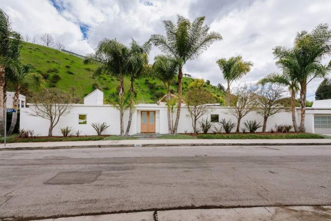 Arquitectura. La casa se construyó en 1959 y cumple línea a línea con el estilo arquitectónico típico de mediados de siglo en Los Angeles. La casa de una sola planta es luminosa, tiene los techos altos con vigas blancas