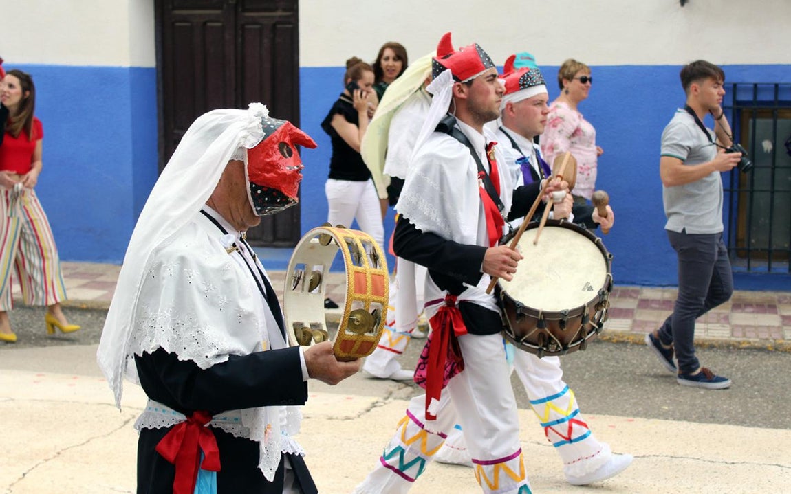 Los pecados y danzantes de Camuñas, en imágenes