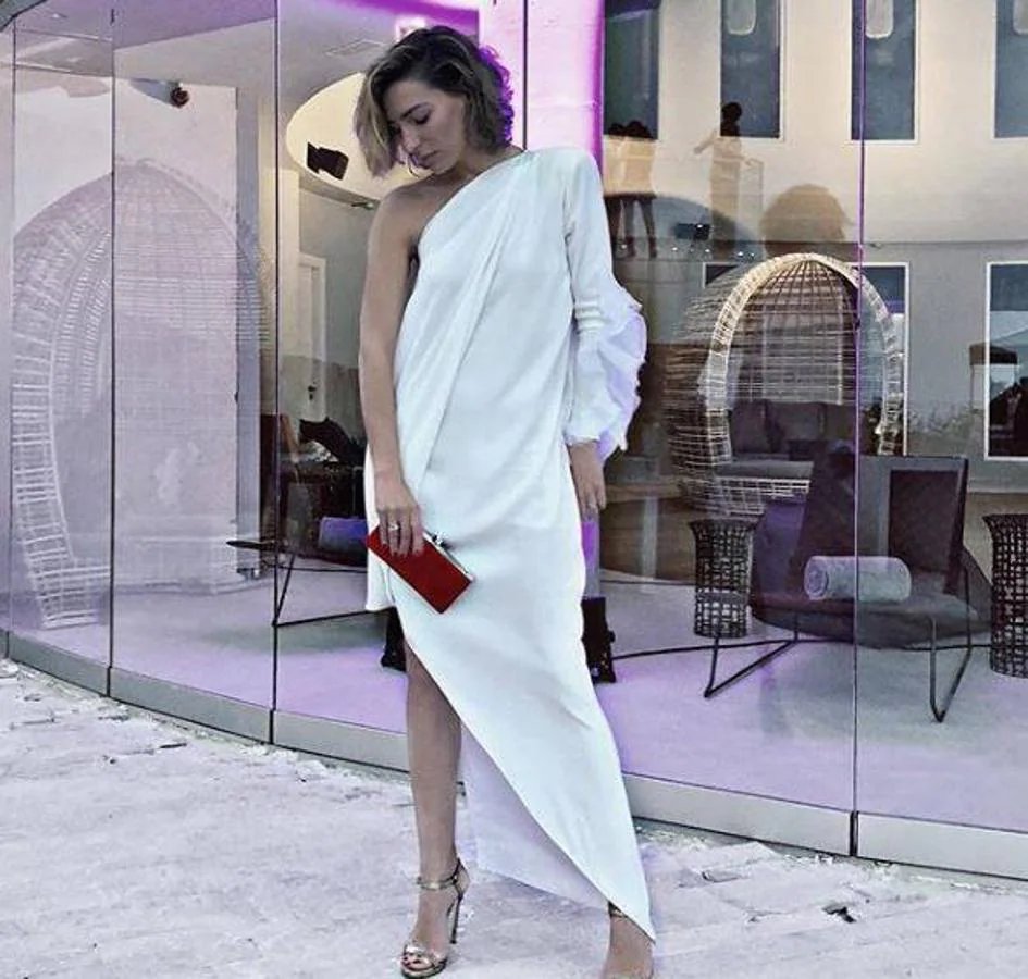 Eugenia Osborne está pasando unos días en Ibiza, donde deslumbró en una fiesta con este original vestido blanco. 