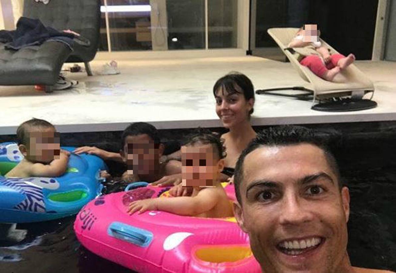 Cristiano Ronaldo celebra el primer cumpleaños de sus mellizos, Eva y Mateo, junto a Georgina Rodríguez. 