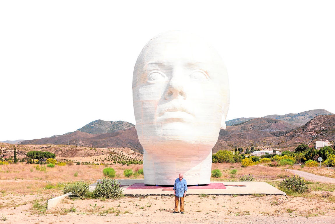 Antonio López posa con su monumental «Mujer del Almanzora», de 8 metros de altura y 230 toneladas de peso, se halla en Almería. 