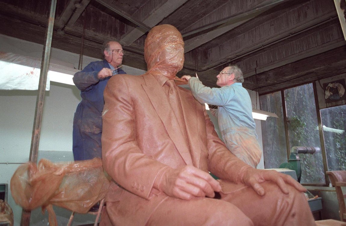 Antonio López y Julio López Hernández trabajan en la escultura del Rey Juan Carlos. También colaboró en la obra Paco López Hernández.. 