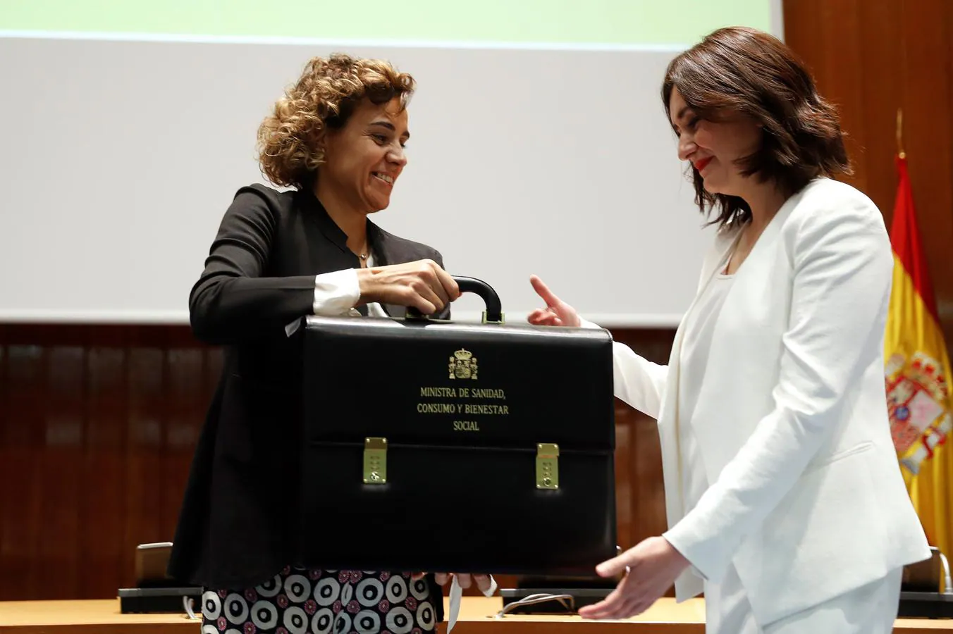 La nueva ministra de Sanidad, Consumo y Bienestar Social, Carmen Montón (derecha), recibe la cartera de manos de su antecesora en el cargo, Dolors Montserrat. 