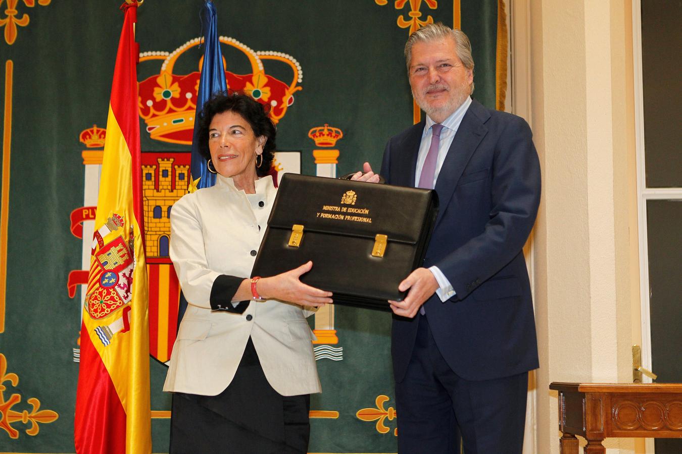 La nueva ministra de Educación y Formación Profesional, Isabel Celaá , recibe la cartera de la que es titular de manos del ministro saliente, Íñigo Méndez de Vigo, en el acto de toma de posesión celebrado en el Ministerio. 