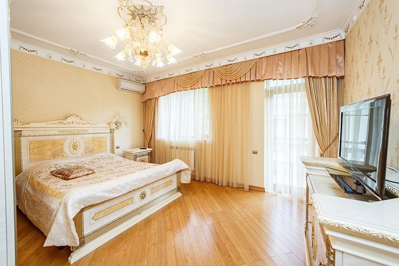 Sochi. Las estancias están decoradas con gusto señorial, el dorado y el blanco son los colores que destacan sobre los demás, un estilo muy propio de la región