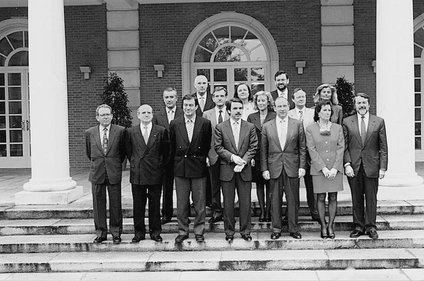 Primera foto de familia de José María Aznar junto a sus ministros en 1996. 