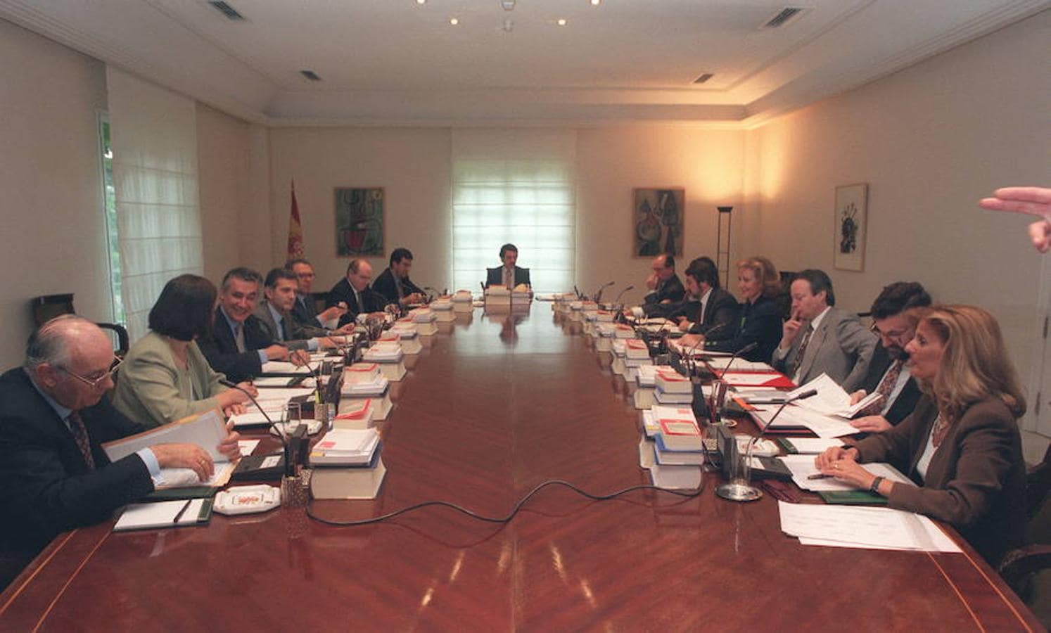 Aznar y sus ministros, reunidos por primera vez en el Consejo el 7 de mayo de 1996. 