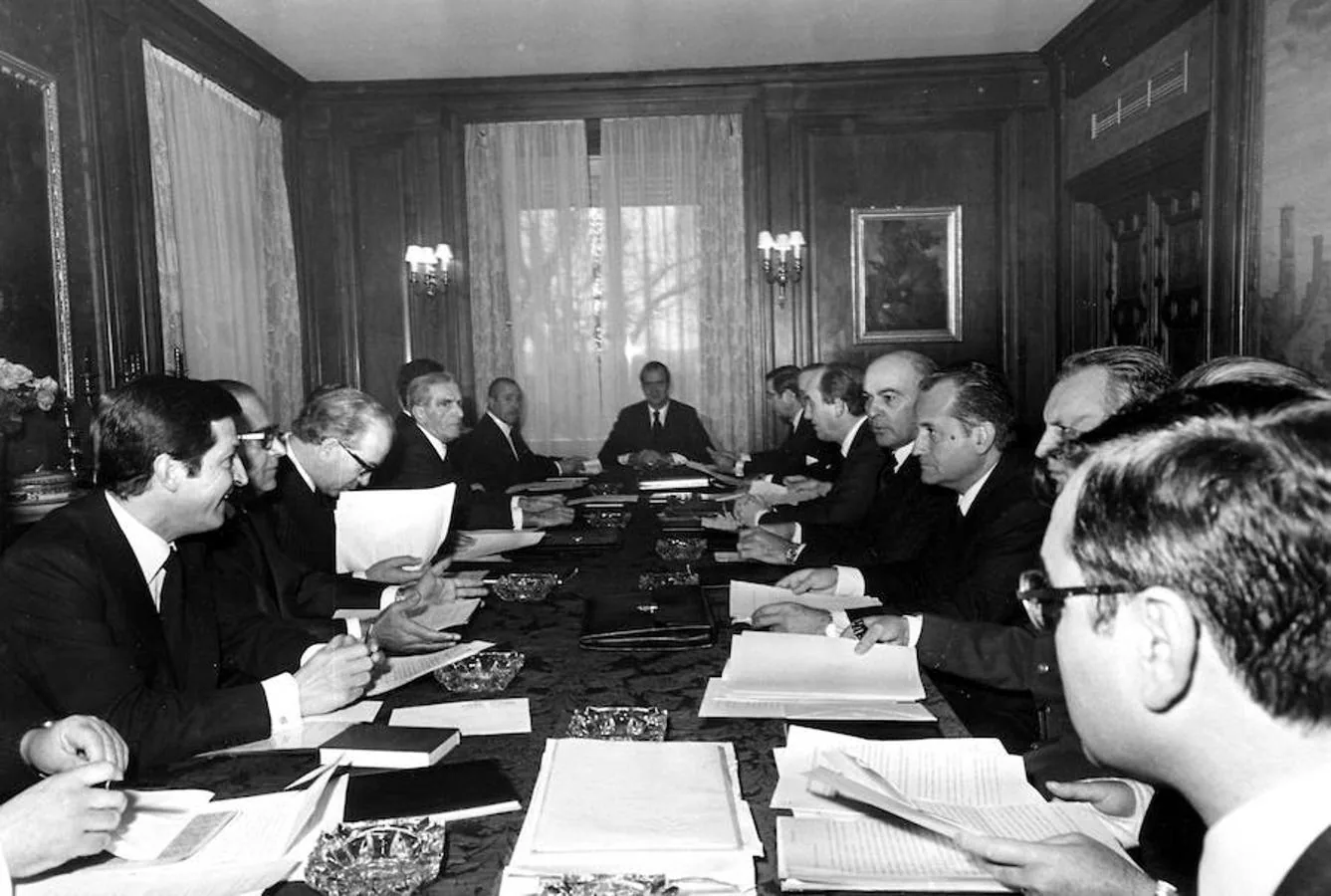 En la imagen, el primer Consejo de Ministros celebrado en el Palacio de la Zarzuela y presidido por el Rey Don Juan Carlos, en 1975. 