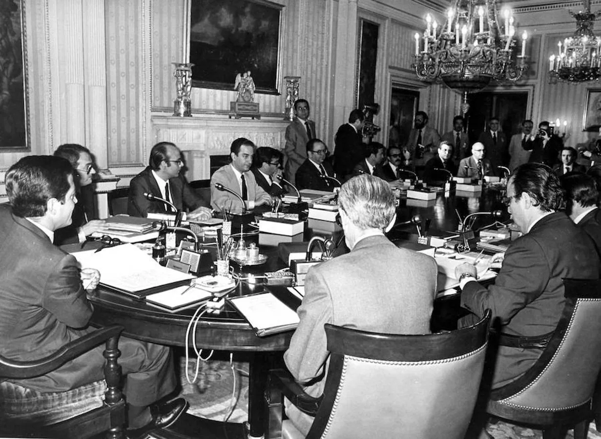 En julio de 1977, se celebró el primer Consejo de Ministros del Gobierno de Adolfo Suárez. 