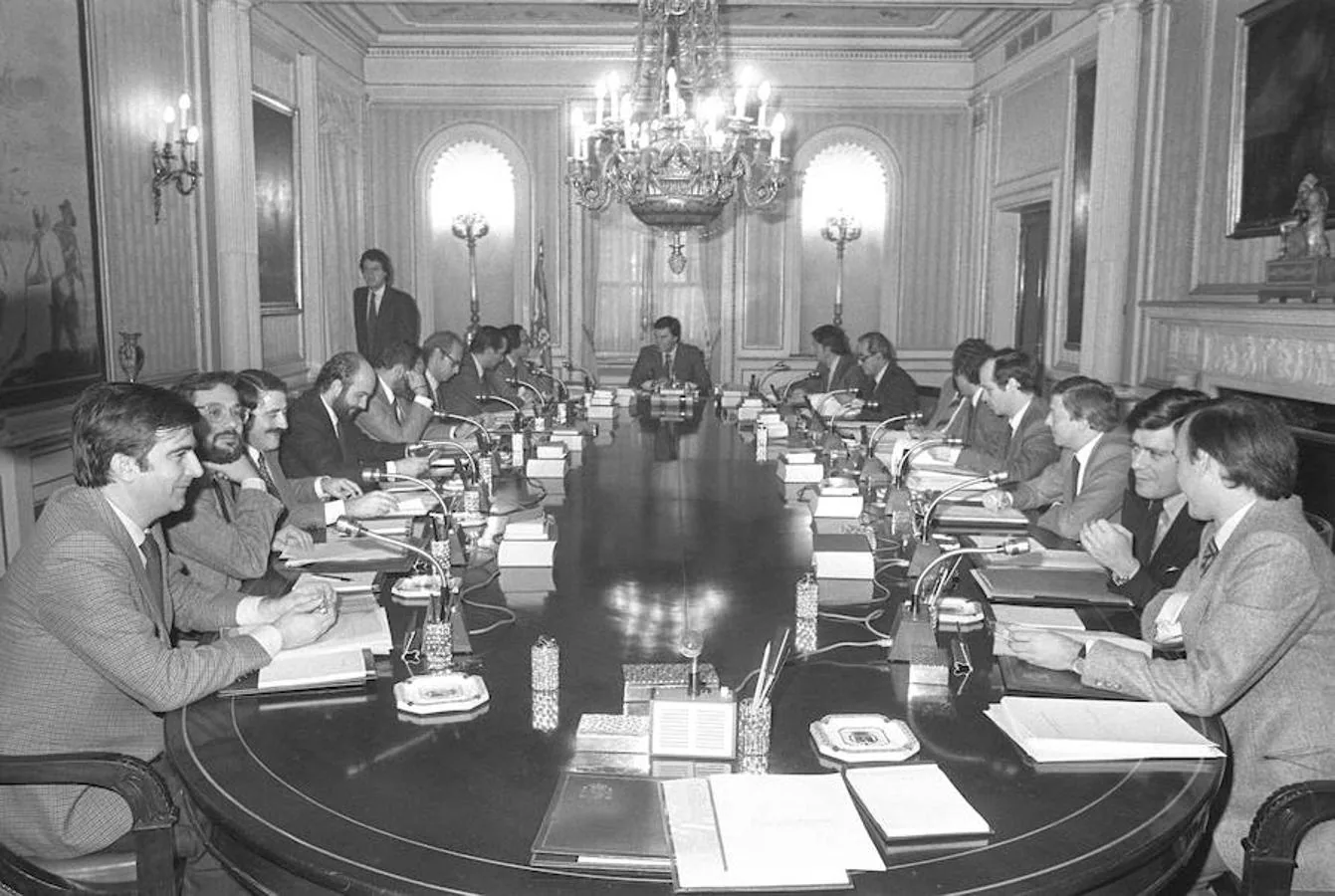 Primera reunión del Consejo de Ministros de Felipe González, en 1982. 